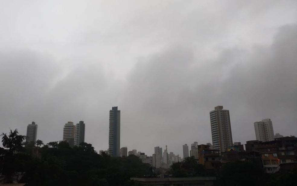 CÃ©u amanheceu fechado, com muitas nuvens, nesta sexta-feira (20) (Foto: Juliana Almirante/ G1)