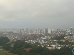 Tempo está nublado em Salvador nesta sexta-feira (Foto: Reprodução/TV Bahia)