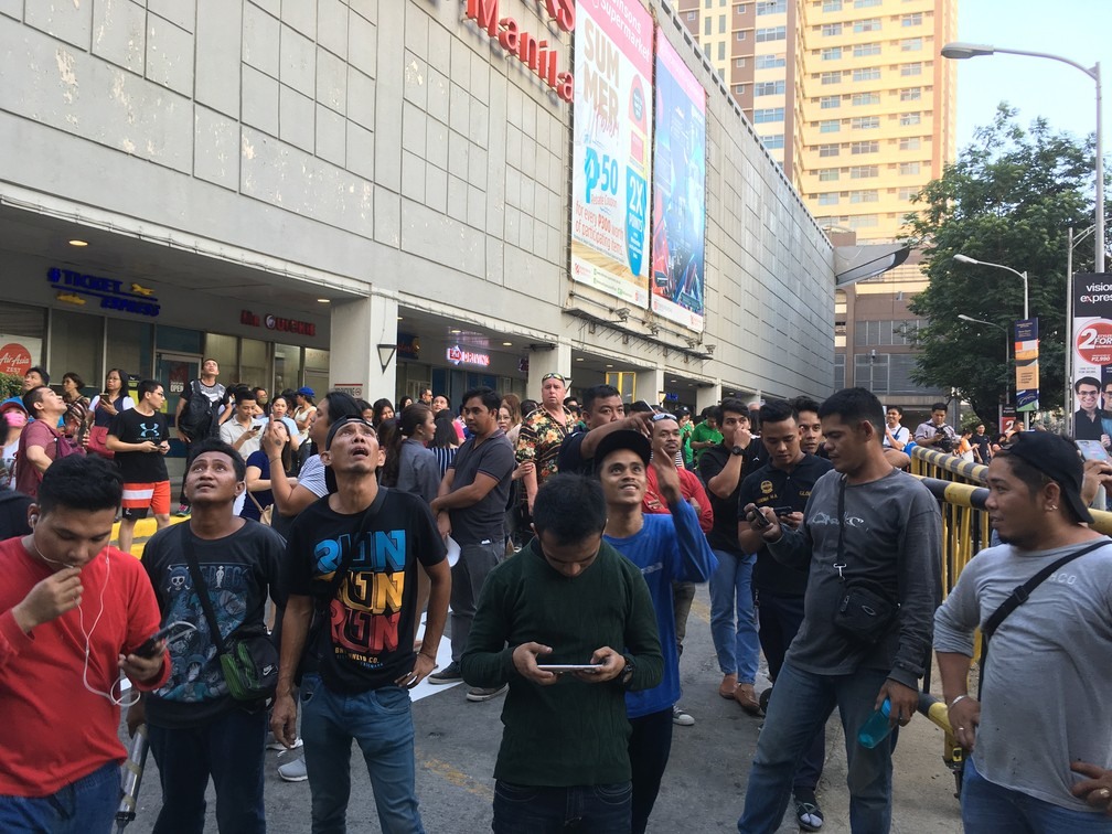 Depois do terremoto, pessoas se aglomeram do lado de fora de um shopping center em Manila, a capital das Filipinas â?? Foto: Ted Aljibe / AFP