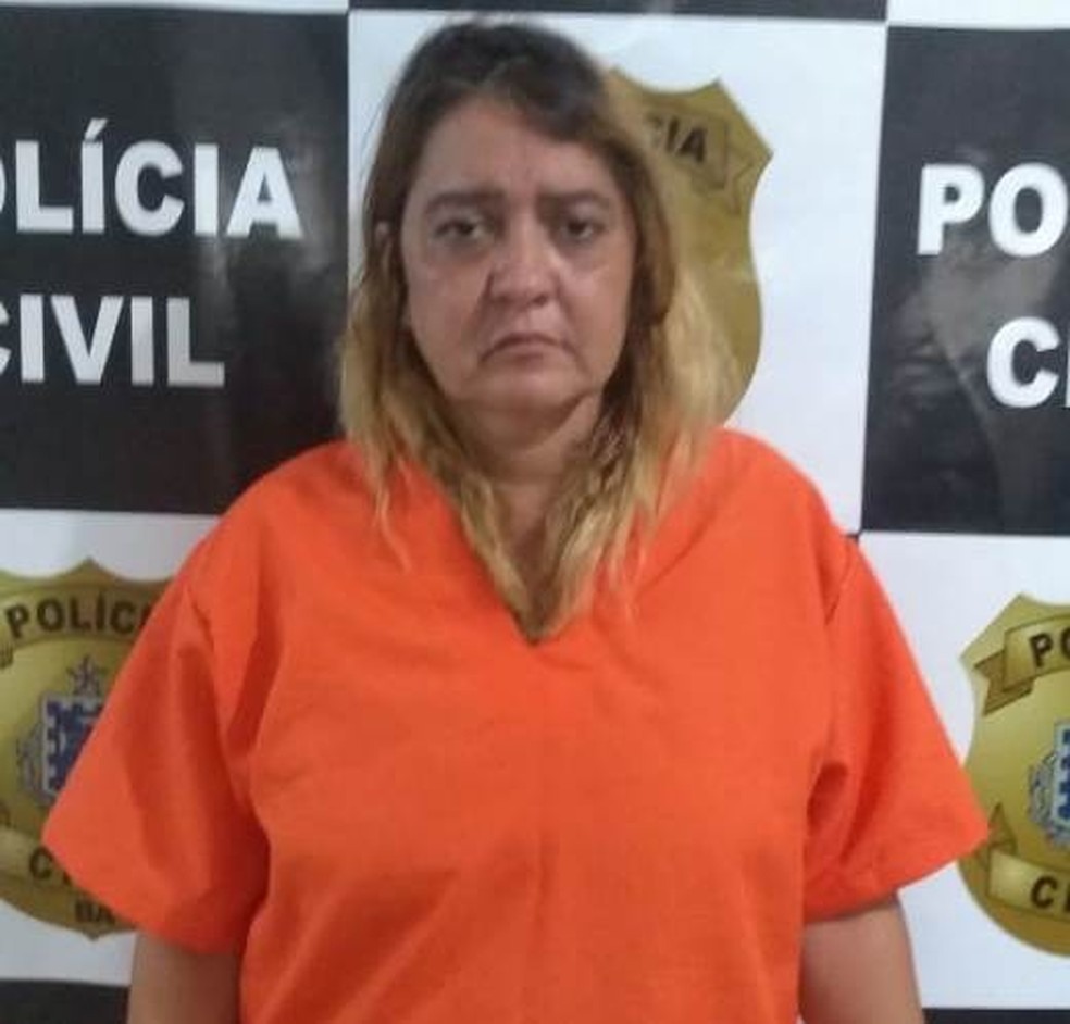 Mulher Ã© presa ao usar distintivo policial falso para intimidar funcionÃ¡rios e exigir atendimento prioritÃ¡rio em hospital na Bahia â?? Foto: PolÃ­cia Civil/DivulgaÃ§Ã£o