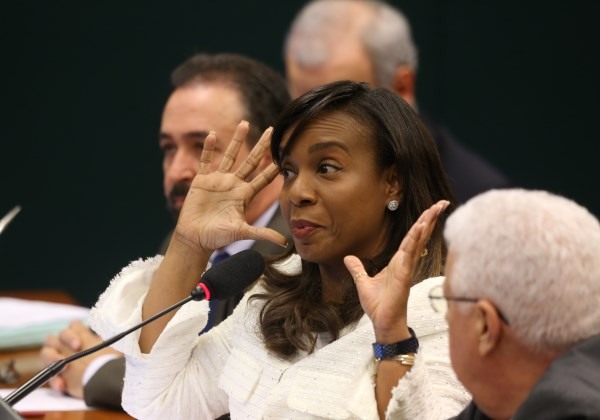 Tia Eron (PRB-BA) votou a favor do relatório do deputado MArcos Rogério, que pede a cassação de Cunha (Foto: Dida Sampaio/ Estadão COnteúdo)