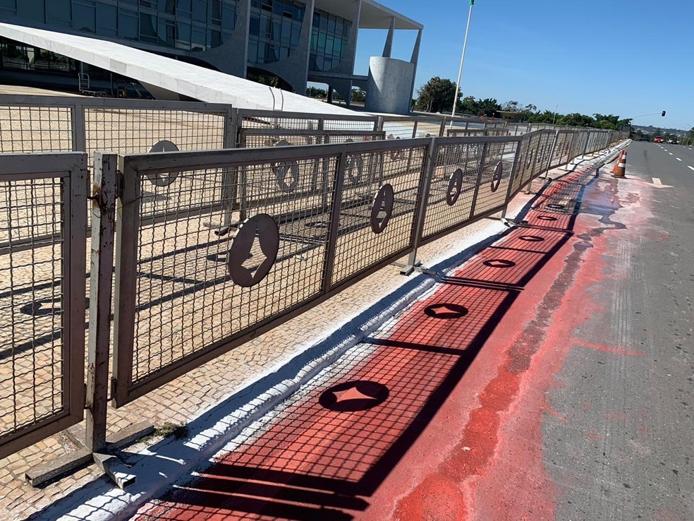 Palácio do Planalto é alvo de vandalismo com tinta vermelha — Foto: G1 DF