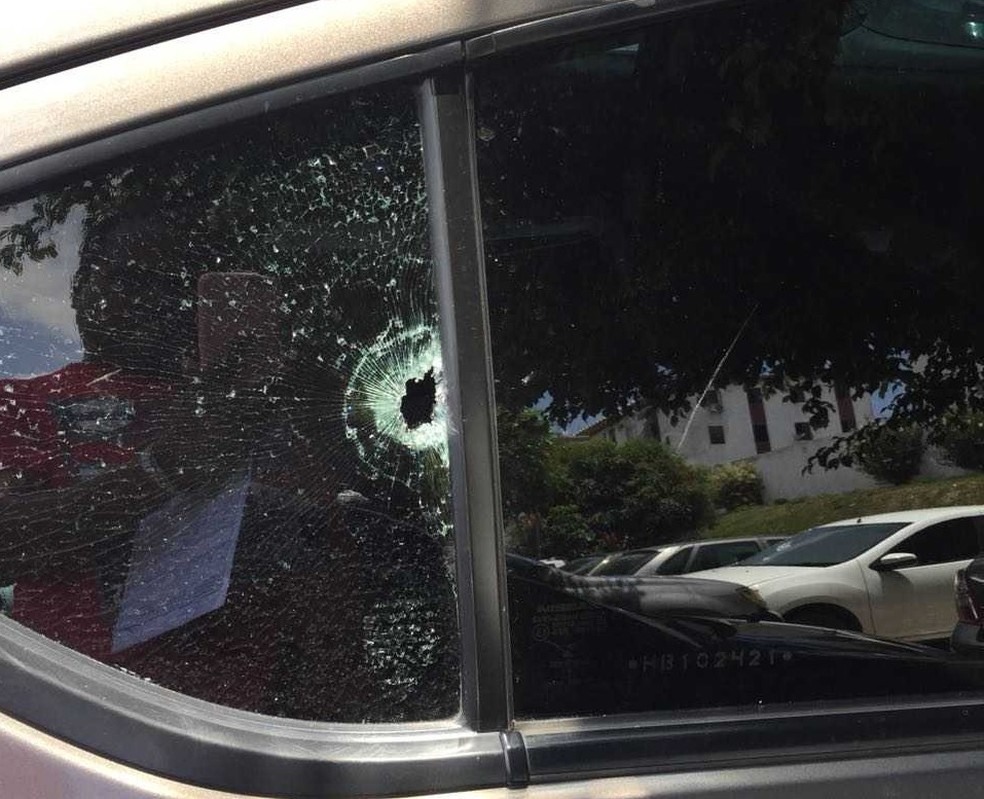 Carro Uber atingido por tiro no bairro de Itinga em Salvador (Foto: Divulgação/Polícia)