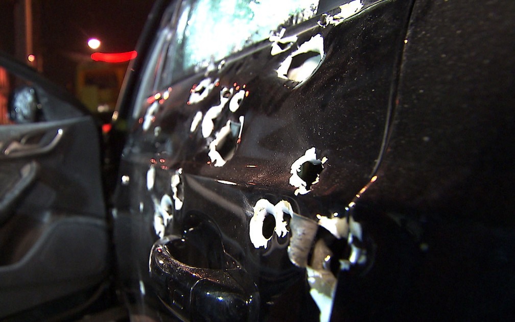 Carro crivado de tiros na Zona Leste de SÃ£o Paulo (Foto: ReproduÃ§Ã£o/TV Globo)