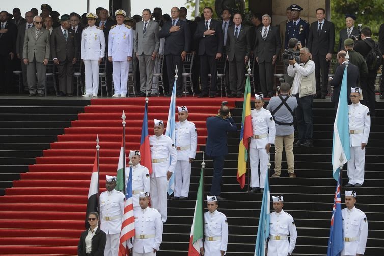 O presidente Jair Bolsonaro participa da cerimÃ´nia em comemoraÃ§Ã£o ao Dia da VitÃ³ria e ImposiÃ§Ã£o da Medalha da VitÃ³ria no Monumento Nacional aos Mortos da Segunda Guerra Mundial, no Aterro do Flamengo, no Rio de Janeiro.