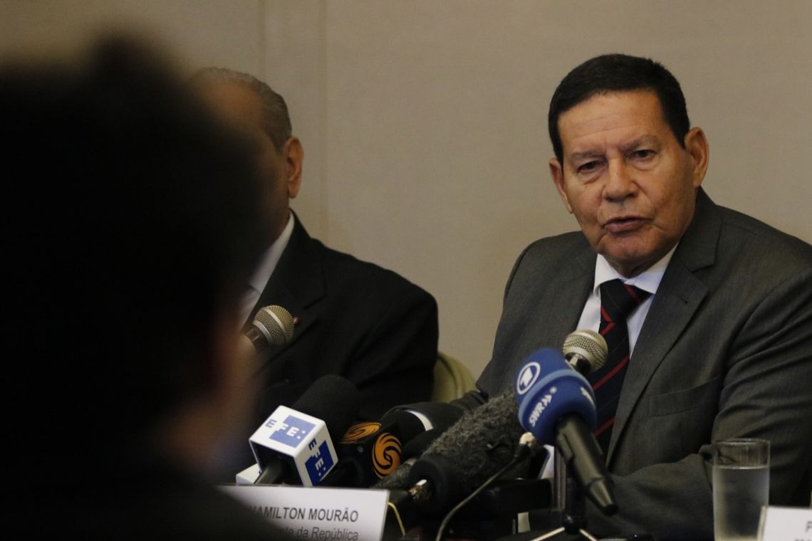 O vice-presidente da RepÃºblica, general Hamilton MourÃ£o, fala durante coletiva de imprensa para correspondentes internacionais na ConfederaÃ§Ã£o Nacional do ComÃ©rcio de Bens, ServiÃ§os e Turismo (CNC), no Rio de Janeiro.