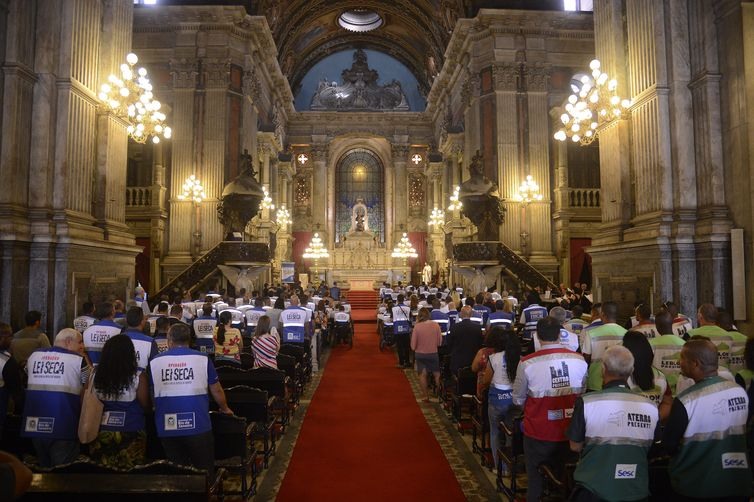 Missa celebra os 10 anos da Lei Seca na Igreja da CandelÃ¡ria, no centro da capital fluminense