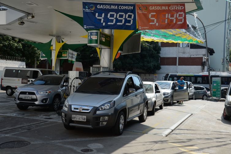 Greve de caminhoneiros provoca fila para abastecimento de combustÃ­vel em posto de gasolina no Rio de Janeiro.