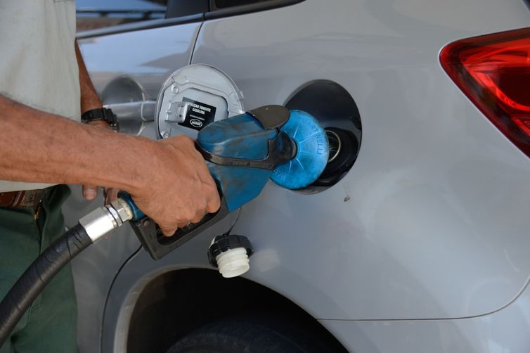 Greve de caminhoneiros provoca fila para abastecimento de combustÃ­vel em posto de gasolina no Rio de Janeiro.