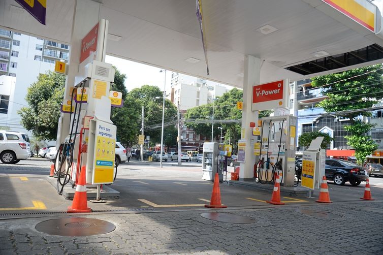 Greve de caminhoneiros provoca fila para abastecimento de combustÃ­vel em posto de gasolina no Rio de Janeiro.