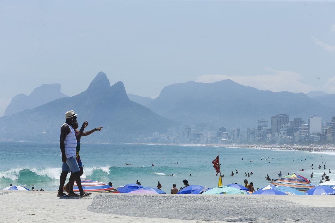  Cariocas e turistas lotam praias no primeiro fim de semana do verÃ£o