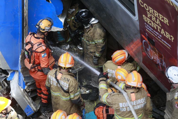 Corpo de Bombeiros trabalha para retirar o maquinista das ferragens dos trens que colidiram na EstaÃ§Ã£o SÃ£o CristÃ³vÃ£o, na zona norte do Rio de Janeiro.