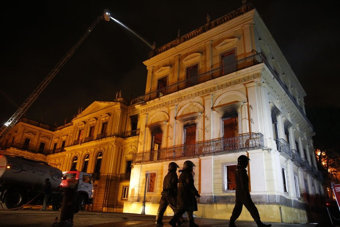 Um incÃªndio de proporÃ§Ãµes ainda incalculÃ¡veis atingiu, no comeÃ§o da noite deste domingo (2), o Museu Nacional do Rio de Janeiro, na Quinta da Boa Vista, em SÃ£o CristÃ³vÃ£o, na zona norte da capital fluminense