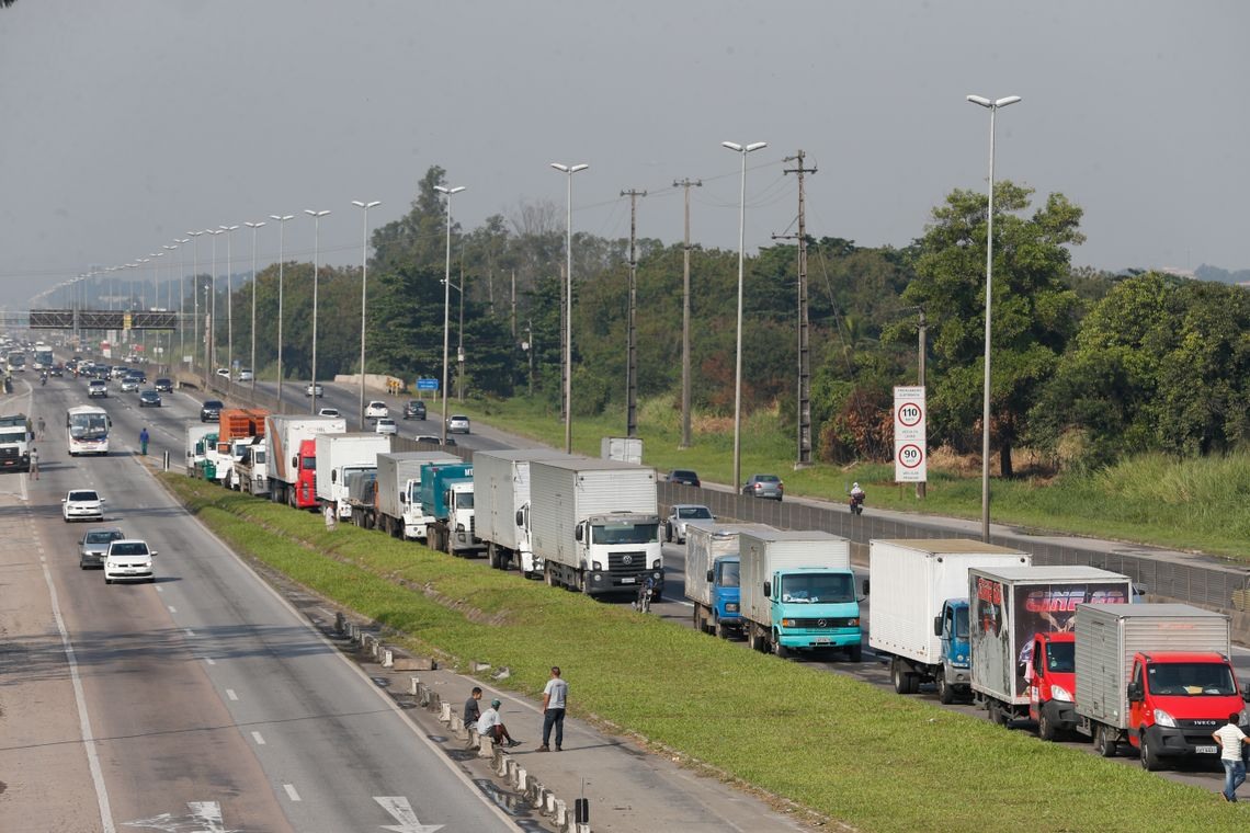 ParalisaÃ§Ã£o dos caminhoneiros na Rodovia Presidente Dutra, no Rio de Janeiro. 