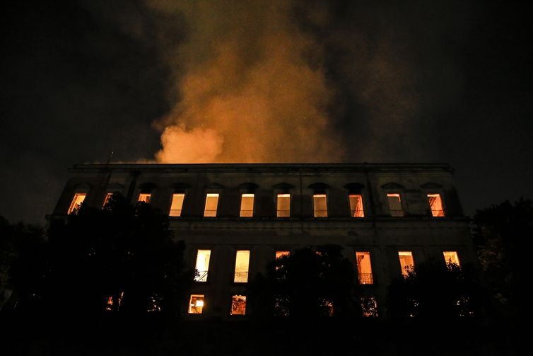 Um incÃªndio de proporÃ§Ãµes ainda incalculÃ¡veis atingiu, no comeÃ§o da noite deste domingo (2), o Museu Nacional do Rio de Janeiro, na Quinta da Boa Vista, em SÃ£o CristÃ³vÃ£o, na zona norte da capital fluminense