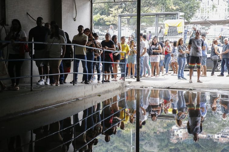 Eleitores da Rocinha encontram longas filas para votar hoje (7) na garagem do Centro Municipal de Cidadania Rinaldo de Lamare e no Centro de EducaÃ§Ã£o de Jovens e Adultos.