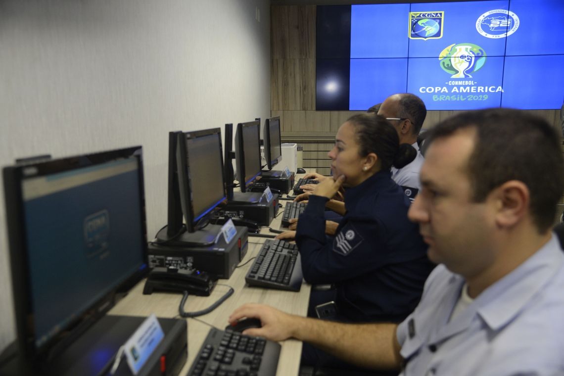 O Comando da AeronÃ¡utica inaugura uma Sala Master de Comando e Controle - Copa AmÃ©rica 2019, no Centro de Gerenciamento da NavegaÃ§Ã£o AÃ©rea (CGNA). A sala farÃ¡ a integraÃ§Ã£o e o monitoramento das operaÃ§Ãµes nos sete aeroportos que atenderÃ£o Ã s