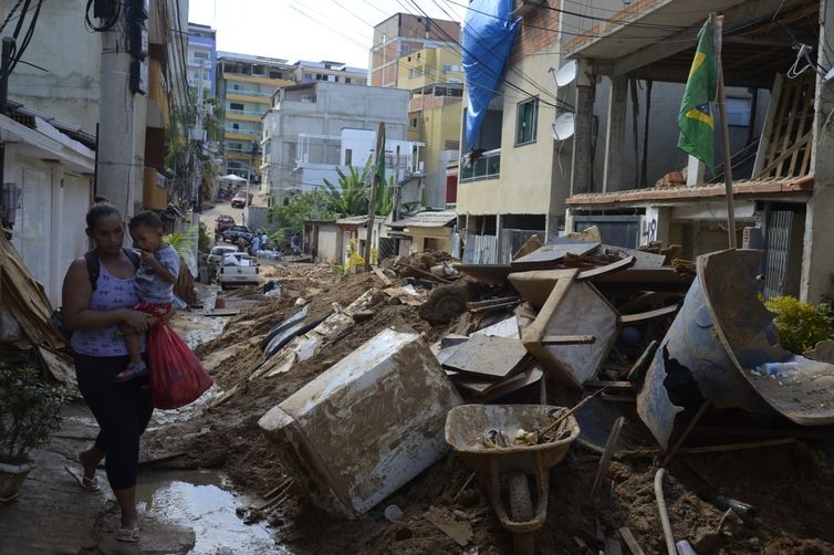 Equipes que atuam na busca e resgate de pessoas apÃ³s o desabamento dos dois prÃ©dios na comunidade da Muzema, continuam as buscas