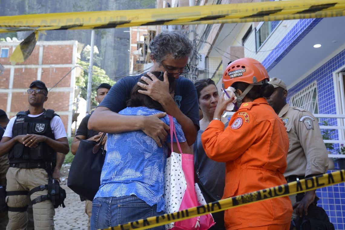 Equipes que atuam na busca e resgate de pessoas apÃ³s o desabamento dos dois prÃ©dios na comunidade da Muzema, continuam as buscas