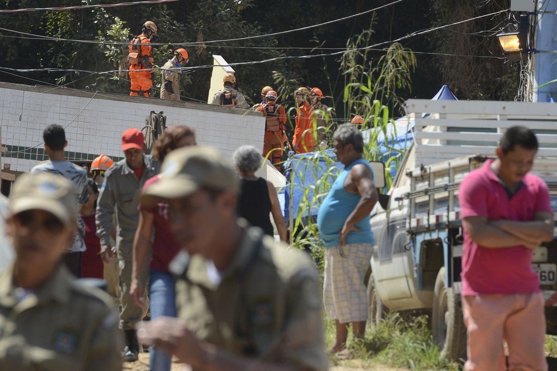 Equipes que atuam na busca e resgate de pessoas apÃ³s o desabamento dos dois prÃ©dios na comunidade da Muzema, continuam as buscas