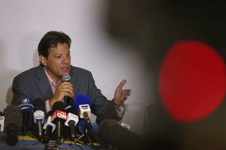 O candidato Ã  presidÃªncia, Fernando Haddad conversa com jornalistas apÃ³s encontro com CongregaÃ§Ã£o das Igrejas EvangÃ©licas, no hotel Porto Bay Copacabana, na zona sul da cidade.