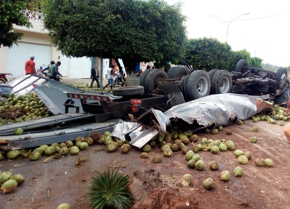 CaminhÃ£o tombou na cidade de Mundo Novo, na Bahia (Foto: Iuri Cabral/ Arquivo Pessoal)