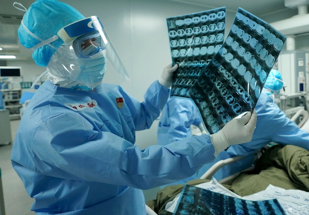 Médicos examinam testes dos próprios médicos vítimas do coronavírus na China.  — Foto: Wang Yuguo / Xinhua via AP