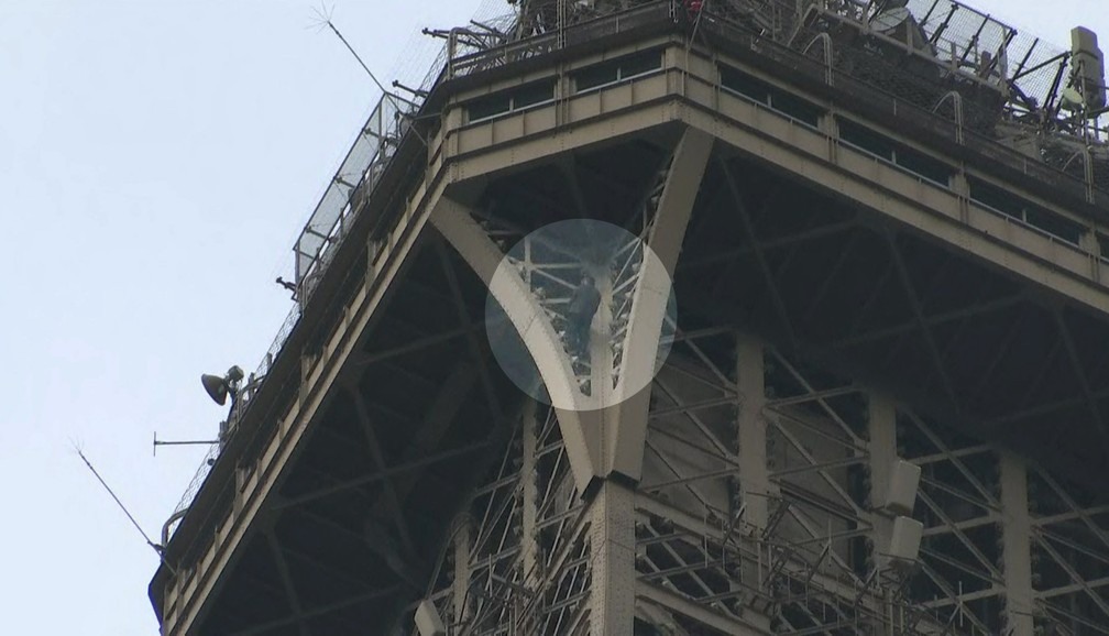 Homem escala a Torre Eiffel em Paris â?? Foto: ReproduÃ§Ã£o/GloboNews