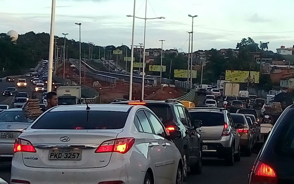 Trânsito também está congestionado na saída do aeroporto, sentido centro (Foto: Ruan Melo/G1)