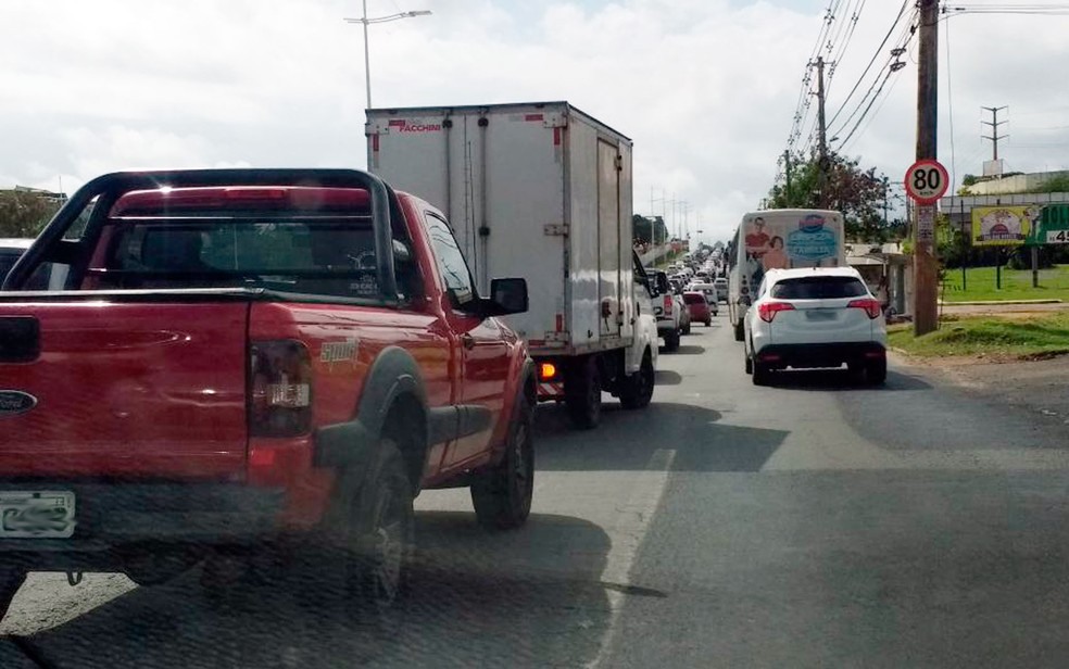 Trânsito também ficou congestionado na Avenida Paralela (Foto: Jeferson Janer/G1)