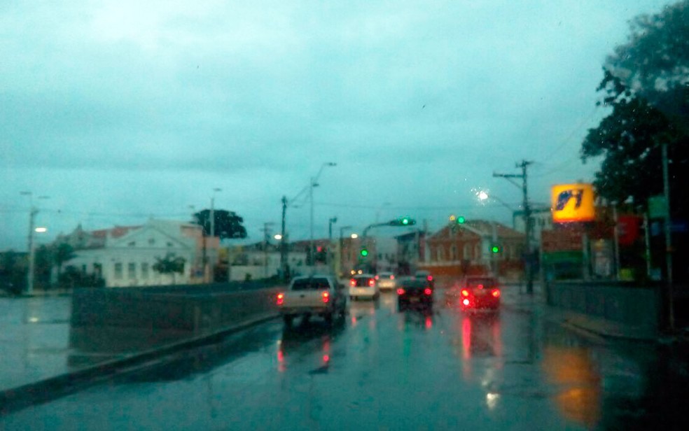 Tempo nublado em Salvador deve permanecer durante todo o dia nesta sexta-feira (Foto: Danutta Rodrigues/G1)