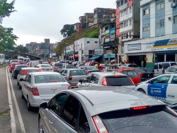 Trânsito complicado na região de acesso ao Dique do Tororó, em Salvador (Foto: Maiana Belo/G1)