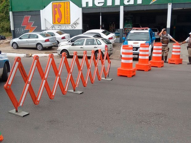 Bloqueio de trânsito na Avenida Vasco da Gama, no acesso ao Dique do Tororó (Foto: Maiana Belo/G1)