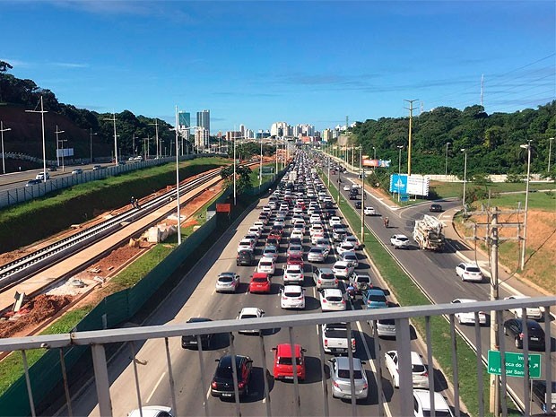 Resultado de imagem para Batida entre dois carros deixa trÃ¢nsito congestionado na Av. Paralela