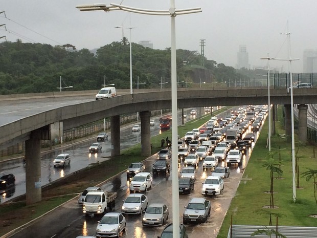 Trânsito congestionado na Avenida Paralela, sentido aeroporto, em Salvador (Foto: Tamires Fukutani/G1)