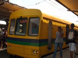 Trem sai da estação da Calçada com destino à Paripe, Bahia (Foto: Lílian Marques/ G1)