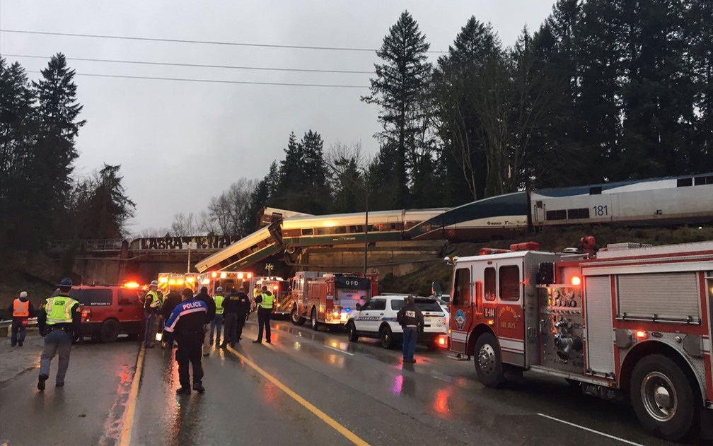 Trem descarrila em viaduto dos Estados Unidos (Foto: Reprodução/ Twitter/ Trooper Brooke Bova)