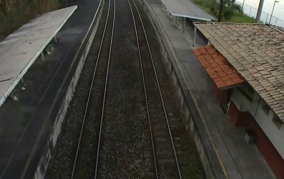 Trens ficam parados por dois dias e sÃ³ voltam a funcionar na quinta-feira (6) (Foto: ReproduÃ§Ã£o/TV Bahia)