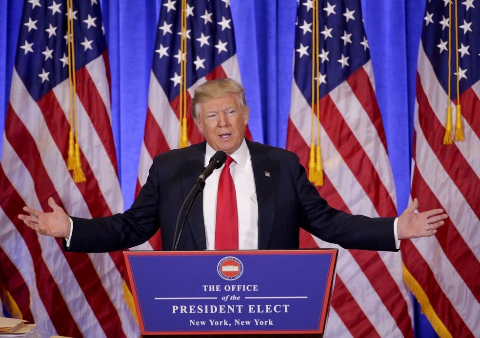 O presidente eleito dos EUA, Donald Trump, fala à imprensa em sua primeira entrevista coletiva desde sua eleição, em Nova York, dias antes da cerimônia de posse (Foto: Seth Wenig/AP)