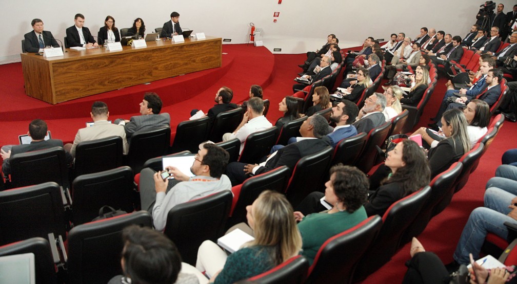 Representantes de partidos polÃ­ticos participam nesta quarta (18), na sede do TSE, em BrasÃ­lia, de reuniÃ£o sobre registro de candidaturas (Foto: Nelson Jr./Ascom/TSE)