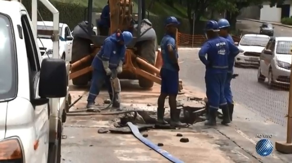 Tubulação rompeu na altura do Hospital Aliança (Foto: Reprodução/ TV Bahia)