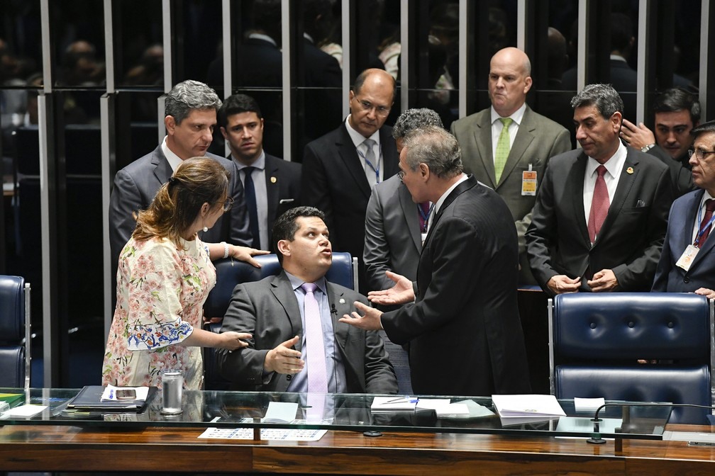 Davi Alcolumbre (sentado) Ã© cercado por Renan Calheiros e KÃ¡tia Abreu durante sessÃ£o tumultuada no plenÃ¡rio do Senado â?? Foto: Edilson Rodrigues/AgÃªncia Senado