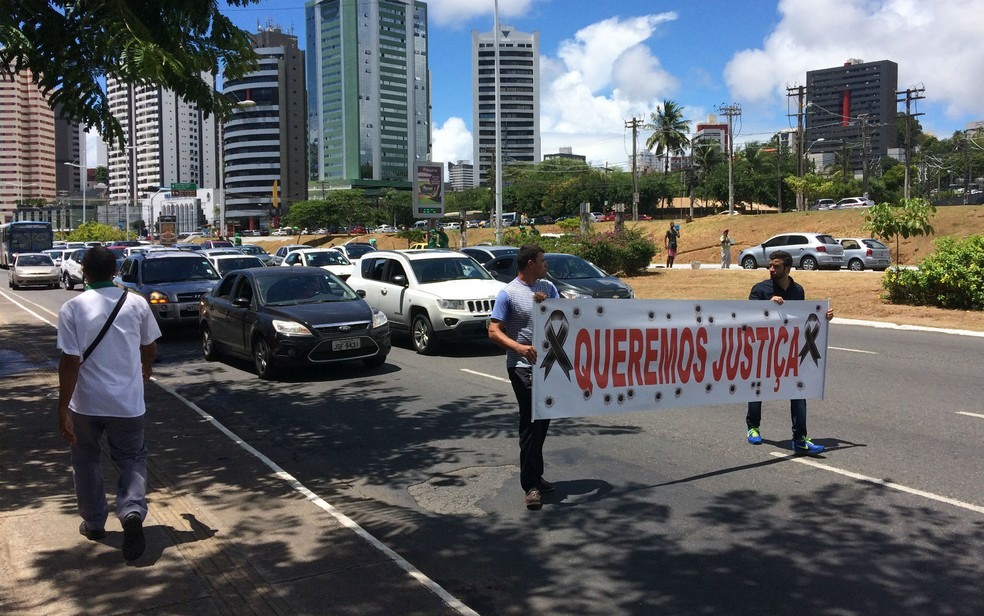 Protesto começou na Avenida ACM e acabou na rodoviária (Foto: Henrique Mendes / G1)