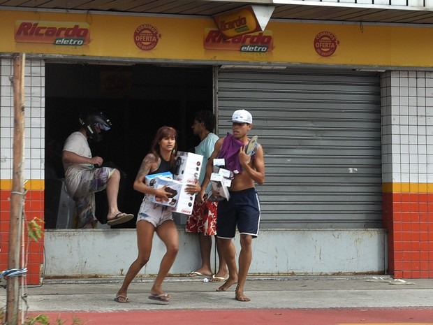 Loja Ricardo Eletro, em Goiabeiras, é saqueada na capital do Espírito Santo (Foto: Fernando Madeira/ A Gazeta)