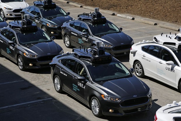 Nesta quarta-feira (12), carros que se locomovem sem motoristas se posicionam durante demonstração do serviço em Centro de Tecnologias Avançadas do Uber, em Pittsburgh, nos Estados Unidos; veículos são do modelo Ford Fusion e integram programa de testes para abrir nesta quarta-feira (14) (Foto: Gene J. Puskar/AP)