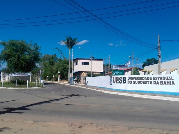 Uesb de Vitória da Conquista foi desocupada nesta segunda-feira  (Foto: Carol Pimenta/TV Sudoeste)