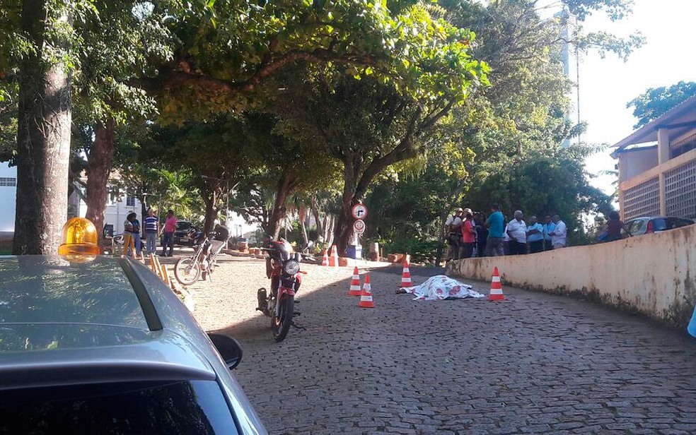 Homem foi morto em área da Faculdade de Filosofia da UFBA, em Salvador (Foto: Alan Oliveira/ G1)