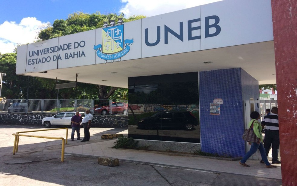 Portões da Uneb permaneceram fechados na manhã desta terça-feira (Foto: Henrique Mendes / G1 Bahia)