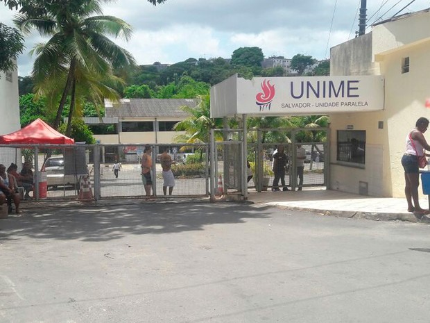 Portões da Unime, em Salvador, foram fechados às 12h. Enem. bahia (Foto: Alan Oliveira/ G1)