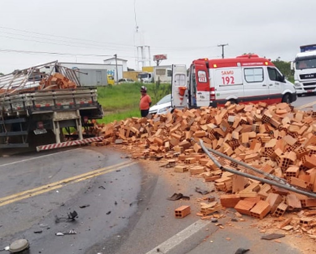 CaminhÃ£o envolvido em acidente na manhÃ£ desta segunda (15), na BR-101, transportava blocos â?? Foto: FÃ¡bio Santos/Voz da Bahia